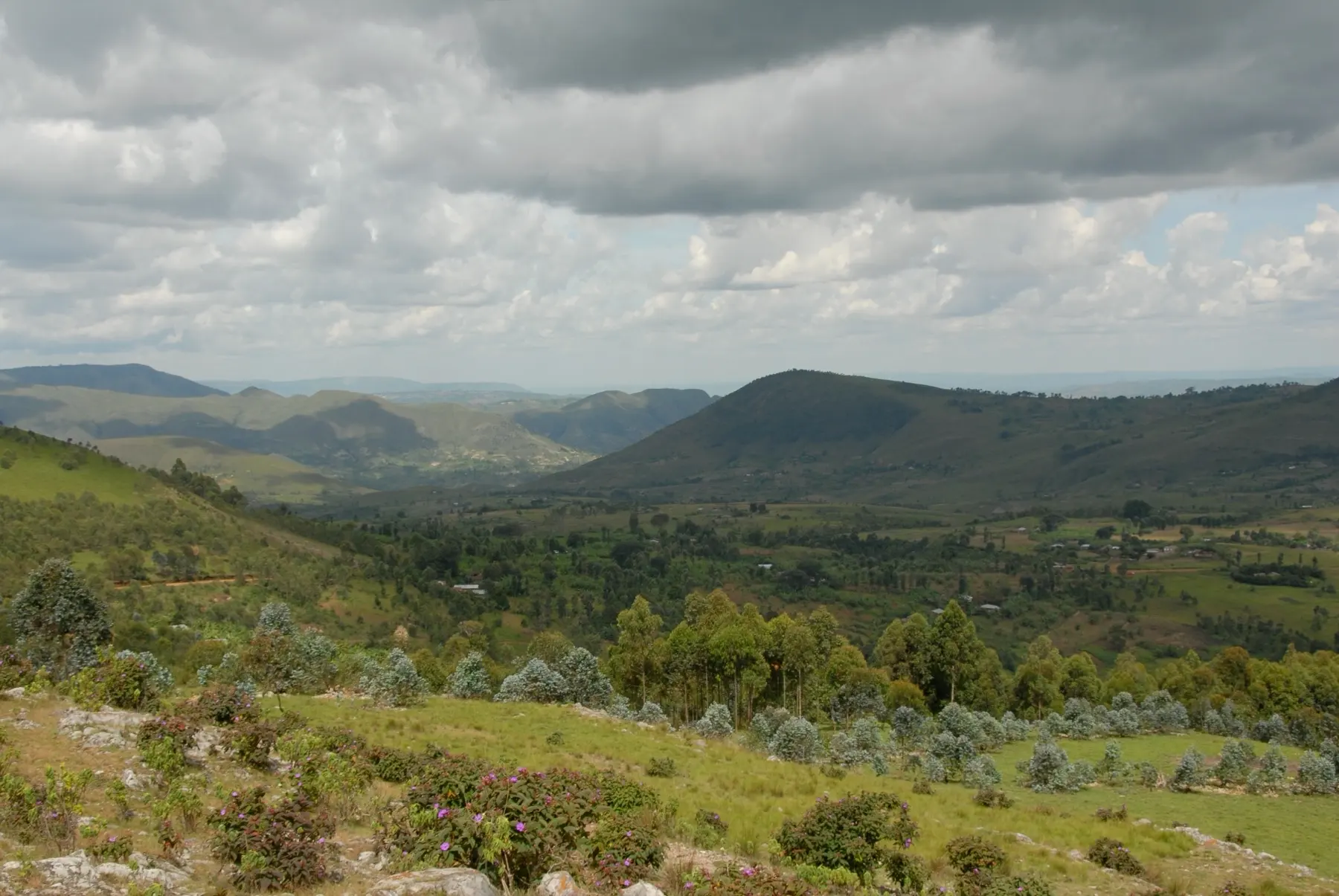 Green highlands and cultivated valleys in Burundi
